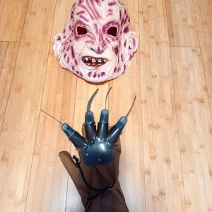 NWOT Freddy Krueger Mask and Glove Costume Size Adult